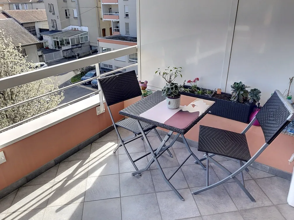 Appartement T4 de standing au centre de Bourgoin Jallieu avec terrasse et parking 