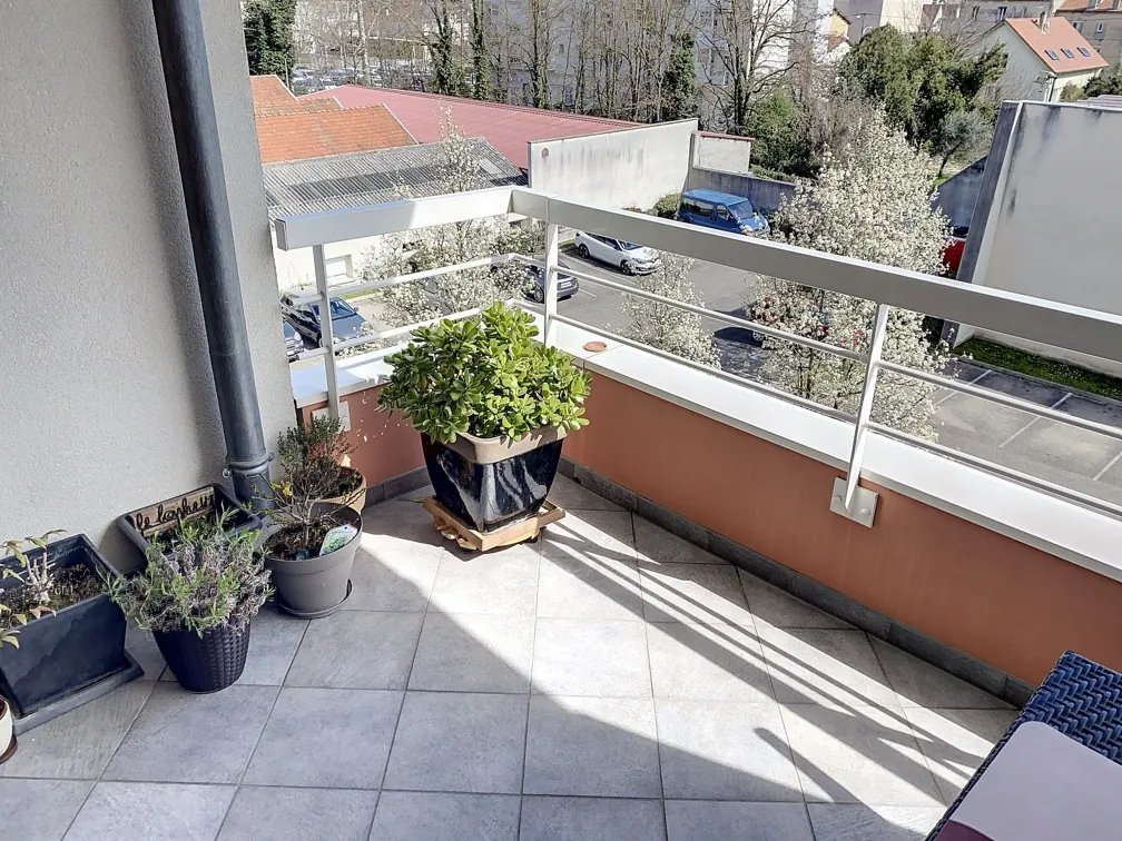 Appartement T4 de standing au centre de Bourgoin Jallieu avec terrasse et parking 