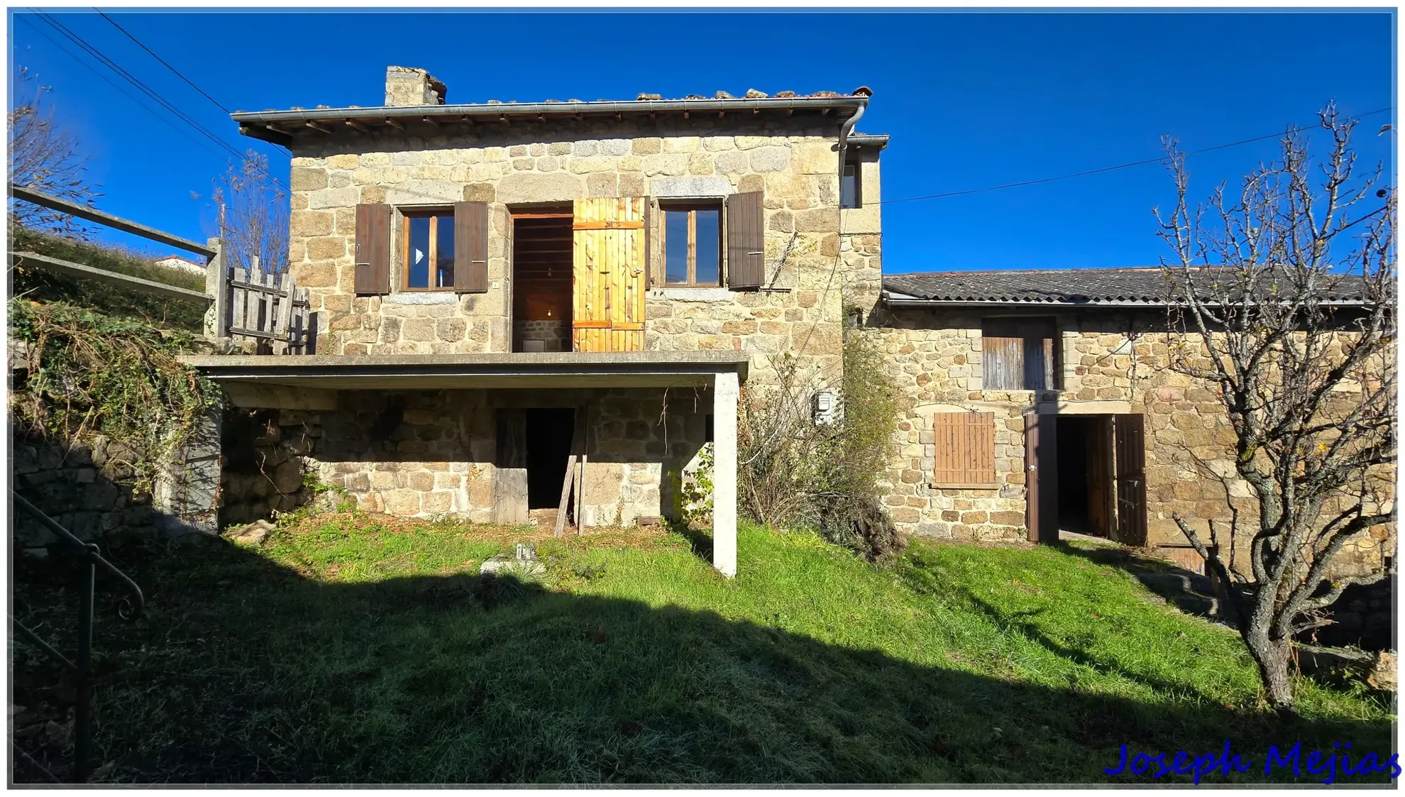 Maison à vendre avec 3 chambres, terrain de 1255 m² et belle vue sur les montagnes à Jaunac 