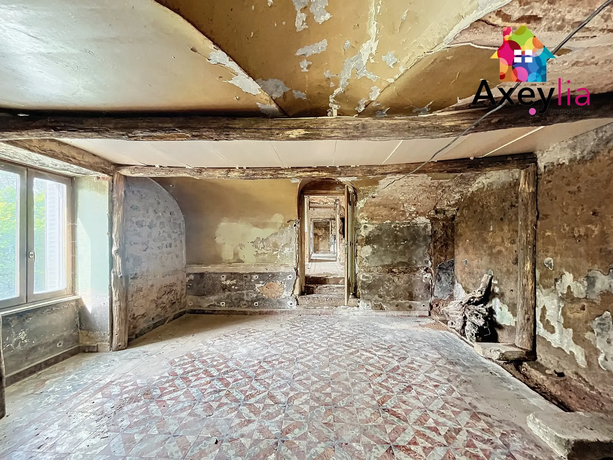 Immeuble à rénover de 250 m² à Chauffailles avec terrain et grange 