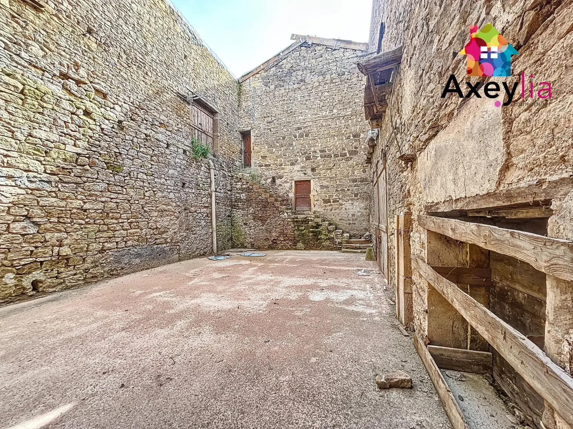 Immeuble à rénover de 250 m² à Chauffailles avec terrain et grange 