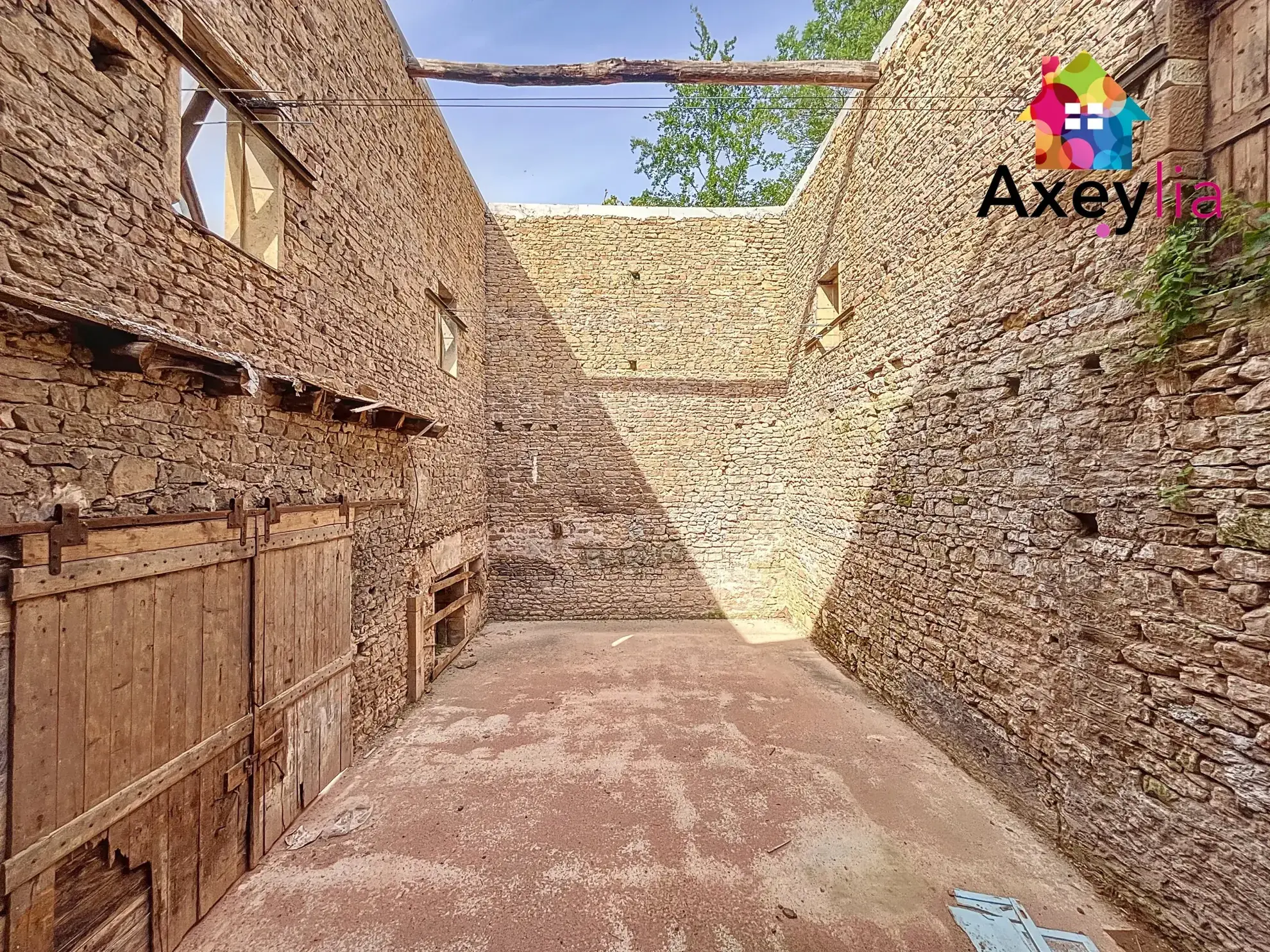 Immeuble à rénover de 250 m² à Chauffailles avec terrain et grange 