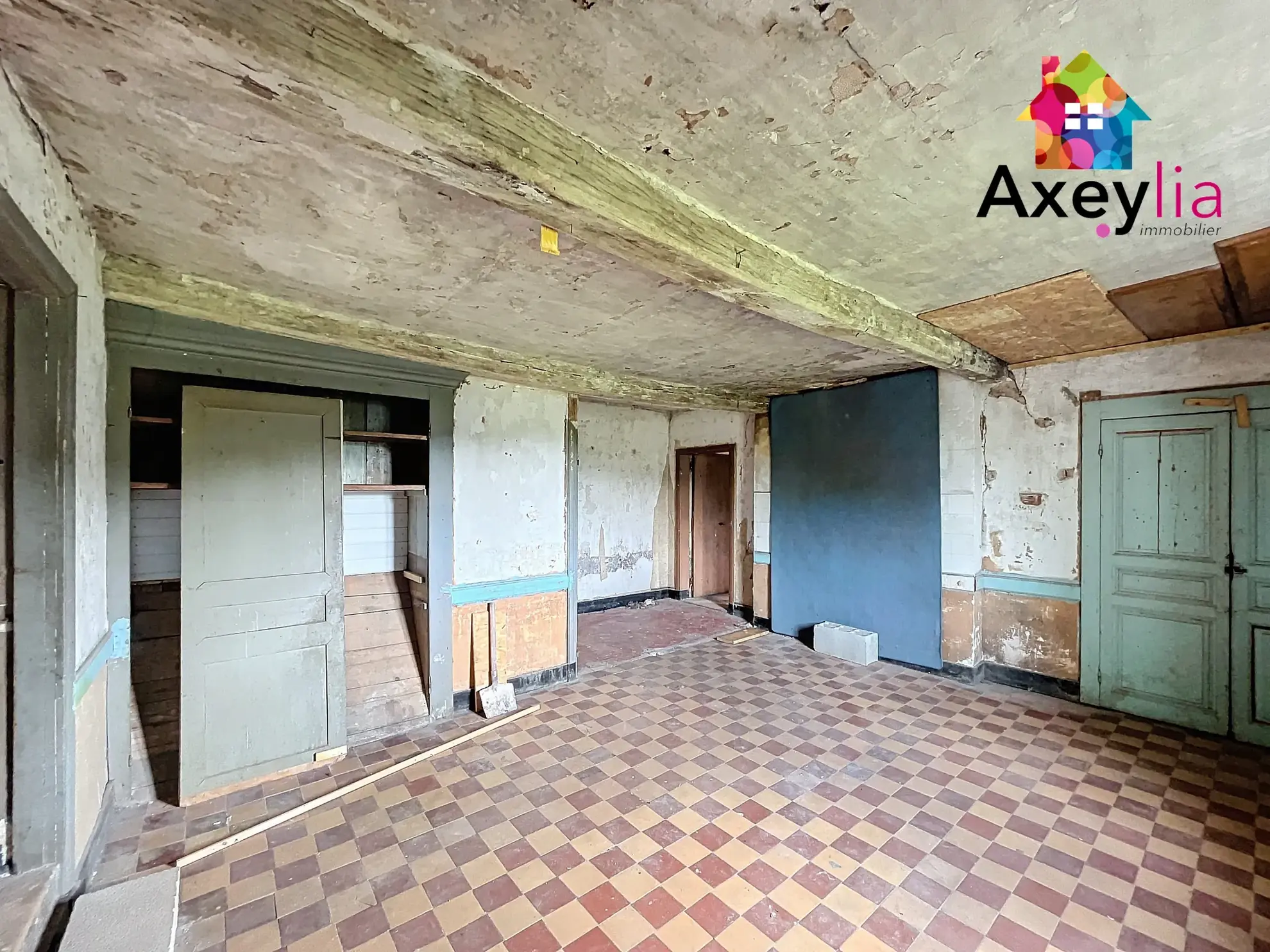 Immeuble à rénover de 250 m² à Chauffailles avec terrain et grange 