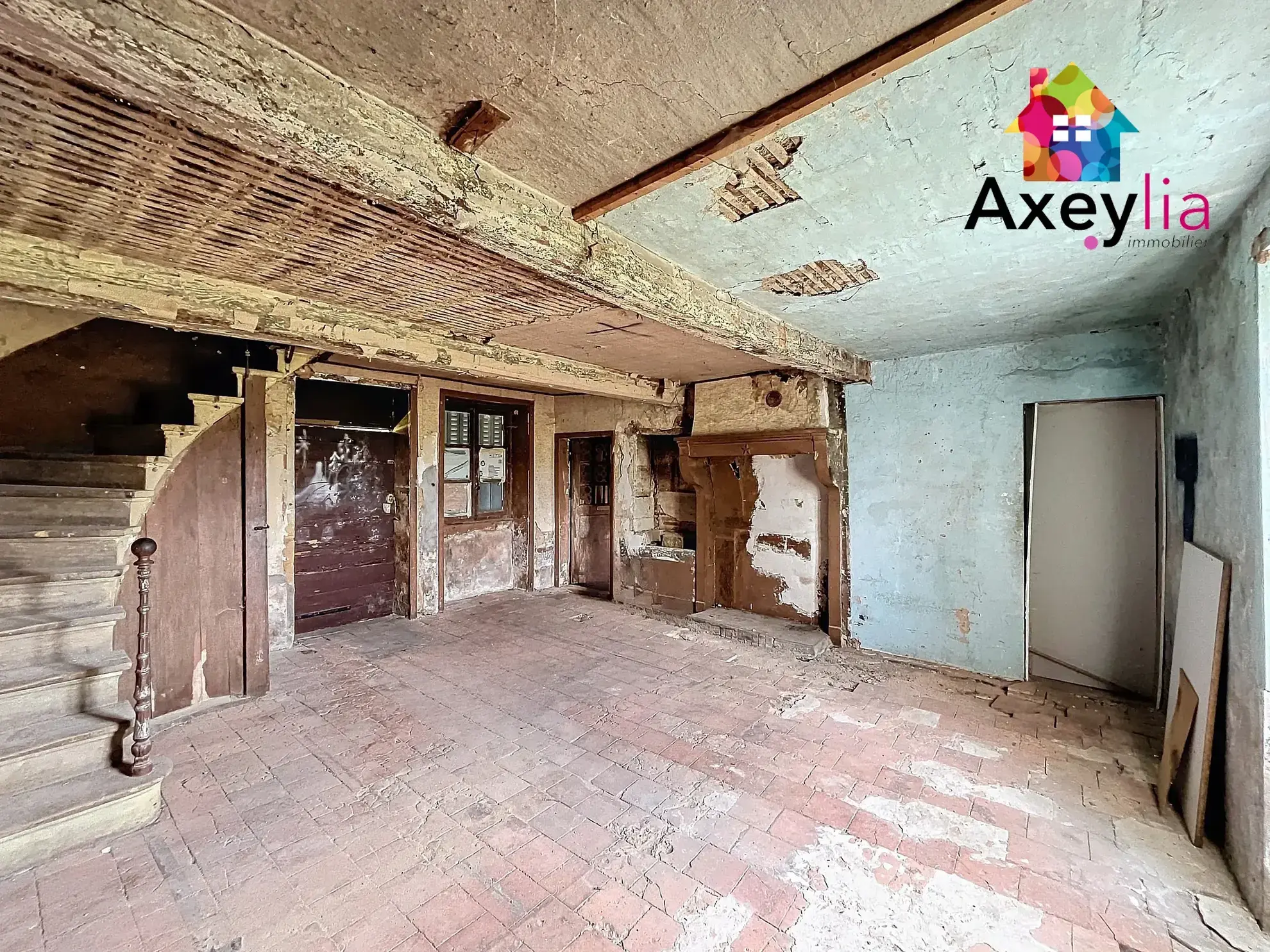 Immeuble à rénover de 250 m² à Chauffailles avec terrain et grange 