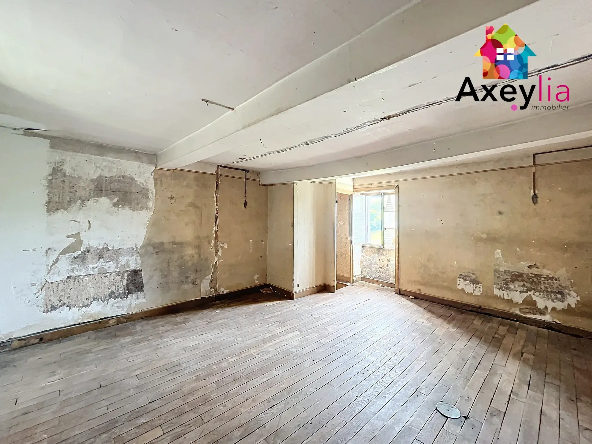 Immeuble à rénover de 250 m² à Chauffailles avec terrain et grange 