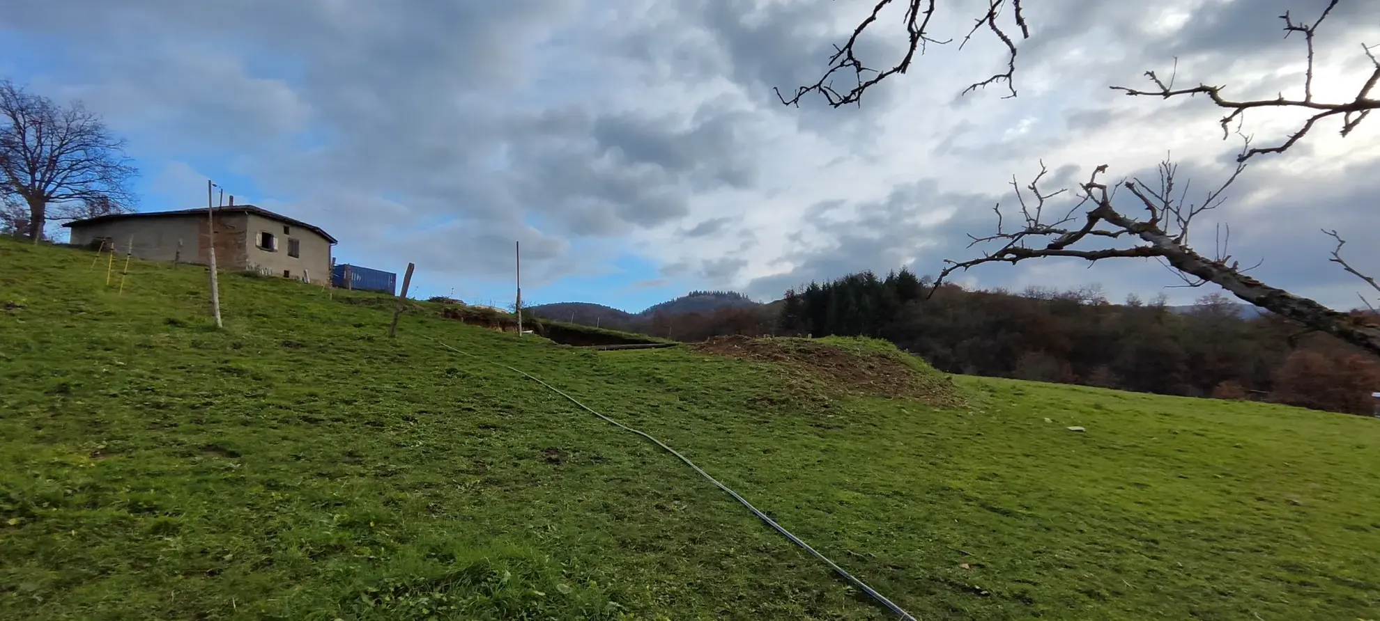 Propriété agricole de 4,6 ha avec fermette à rénover à St Genis l'Argentiere 