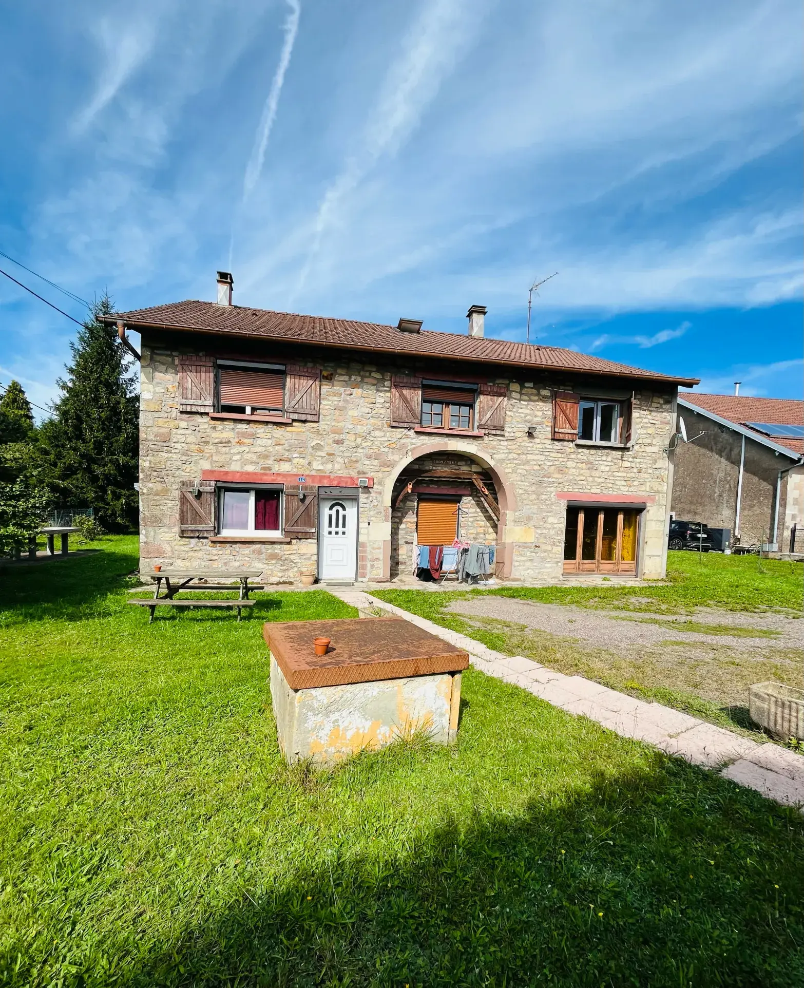 Maison ancienne en pierre avec jardin et dépendances à Saint Germain