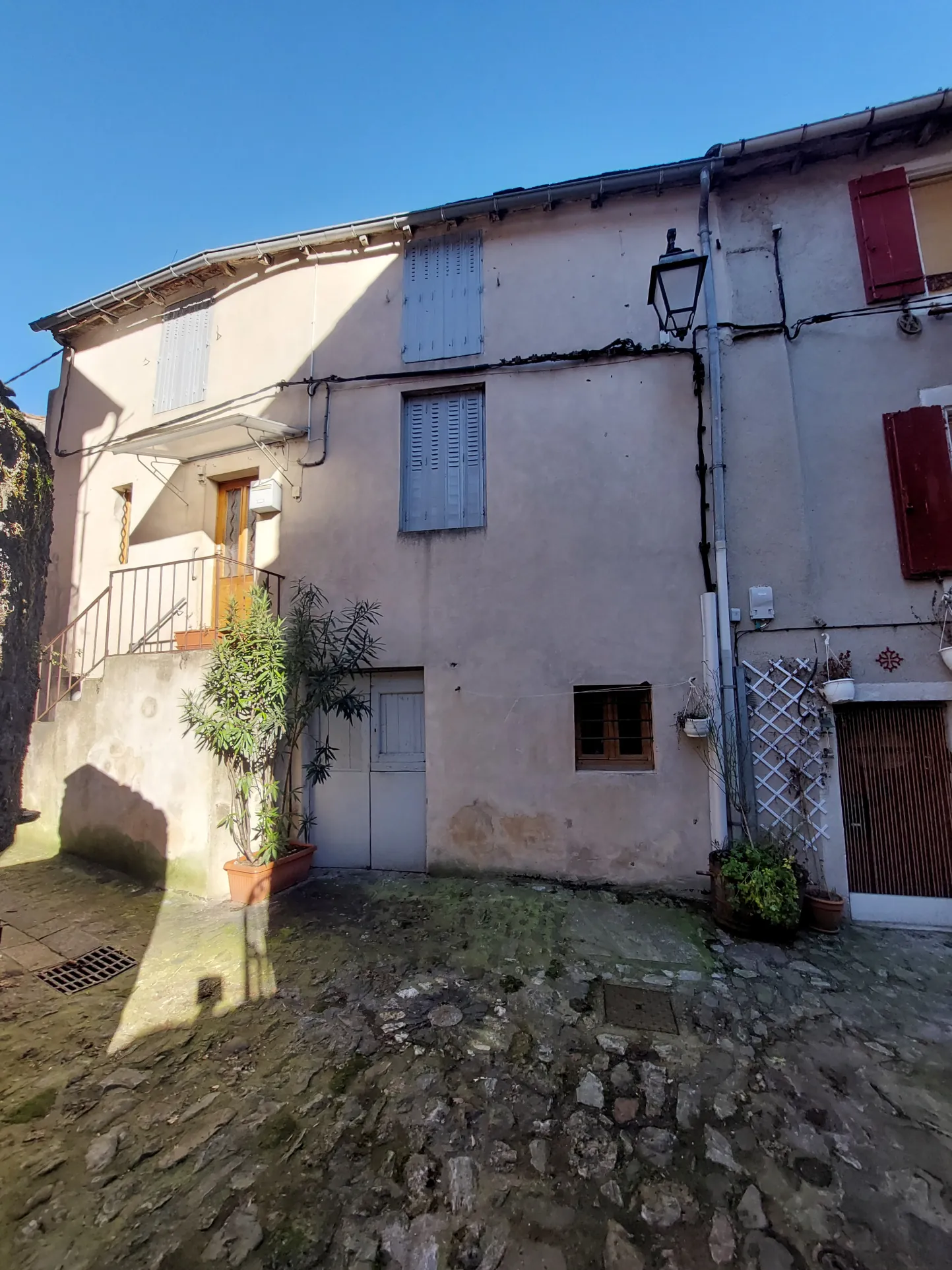 Charmante maison de village de 49 m² à Brusque avec cave et combles aménagés 