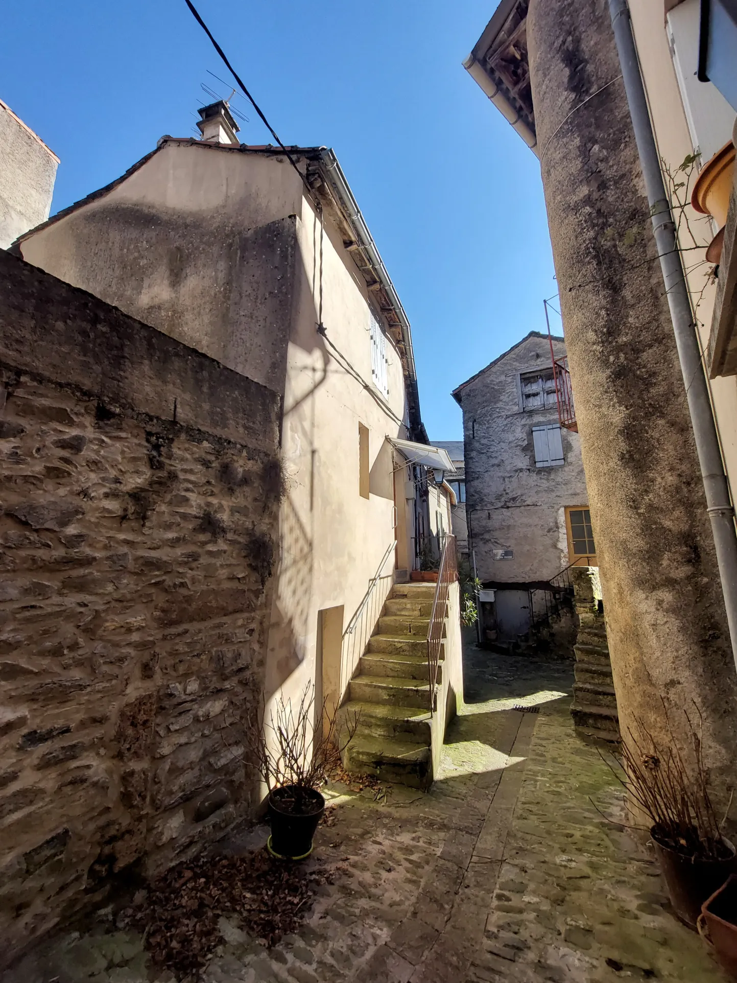 Charmante maison de village de 49 m² à Brusque avec cave et combles aménagés 