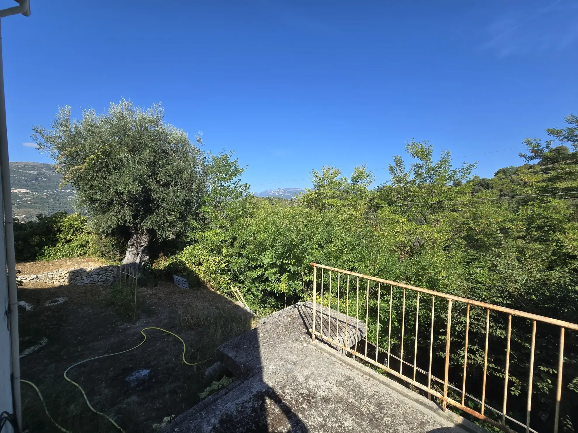Maison à vendre à Castagniers avec dépendance, terrain et vue montagne 