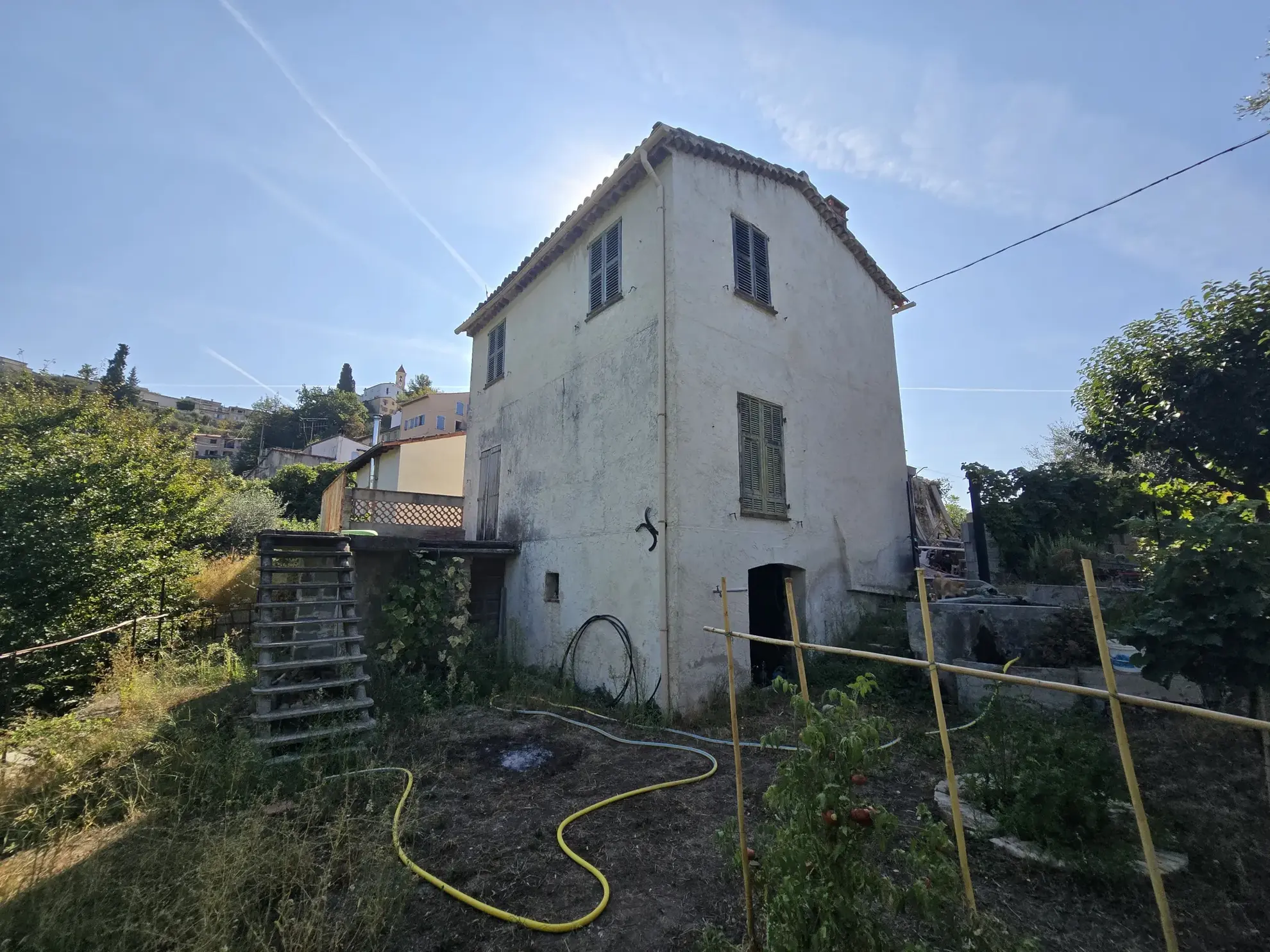 Maison à vendre à Castagniers avec dépendance, terrain et vue montagne 