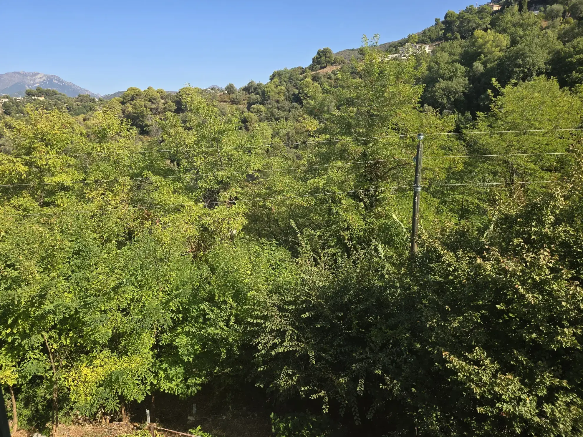 Maison à vendre à Castagniers avec dépendance, terrain et vue montagne 