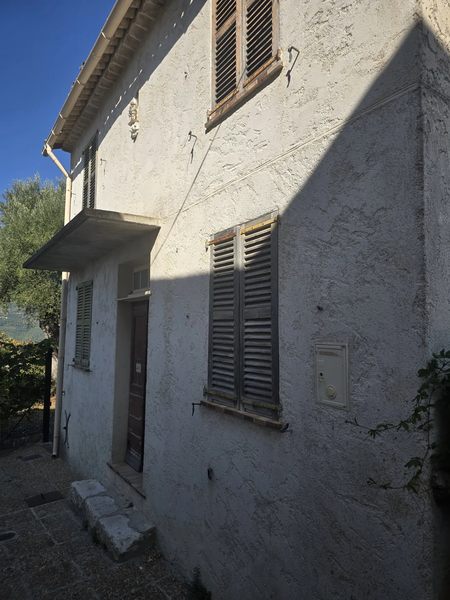 Maison à vendre à Castagniers avec dépendance, terrain et vue montagne