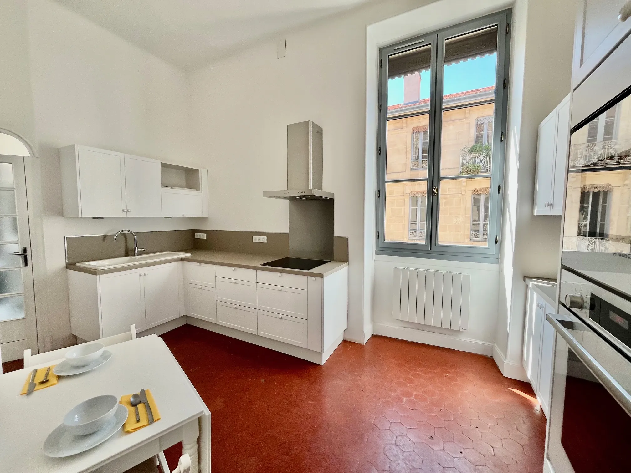 Découvrez cet appartement rénové de 96 m² au cœur de Nîmes avec balcon et cave 