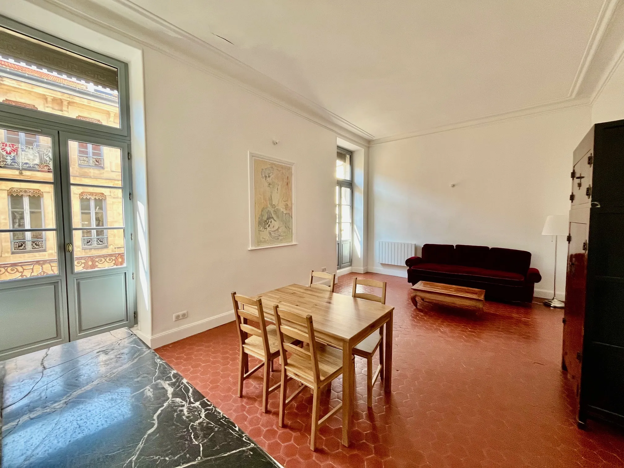 Découvrez cet appartement rénové de 96 m² au cœur de Nîmes avec balcon et cave 