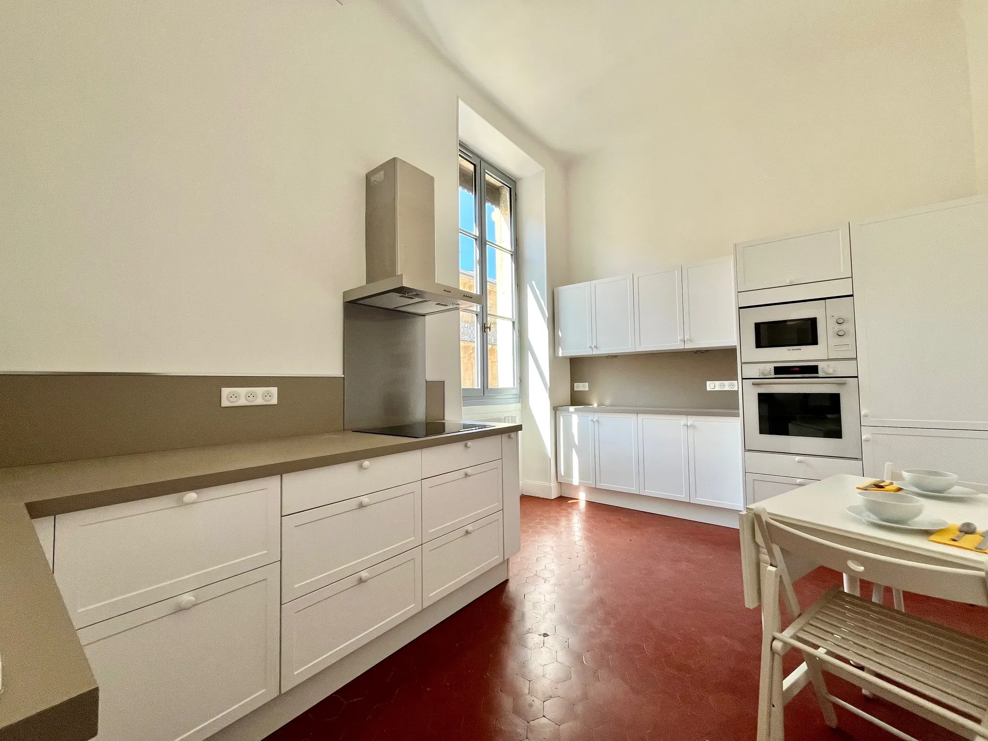 Découvrez cet appartement rénové de 96 m² au cœur de Nîmes avec balcon et cave 