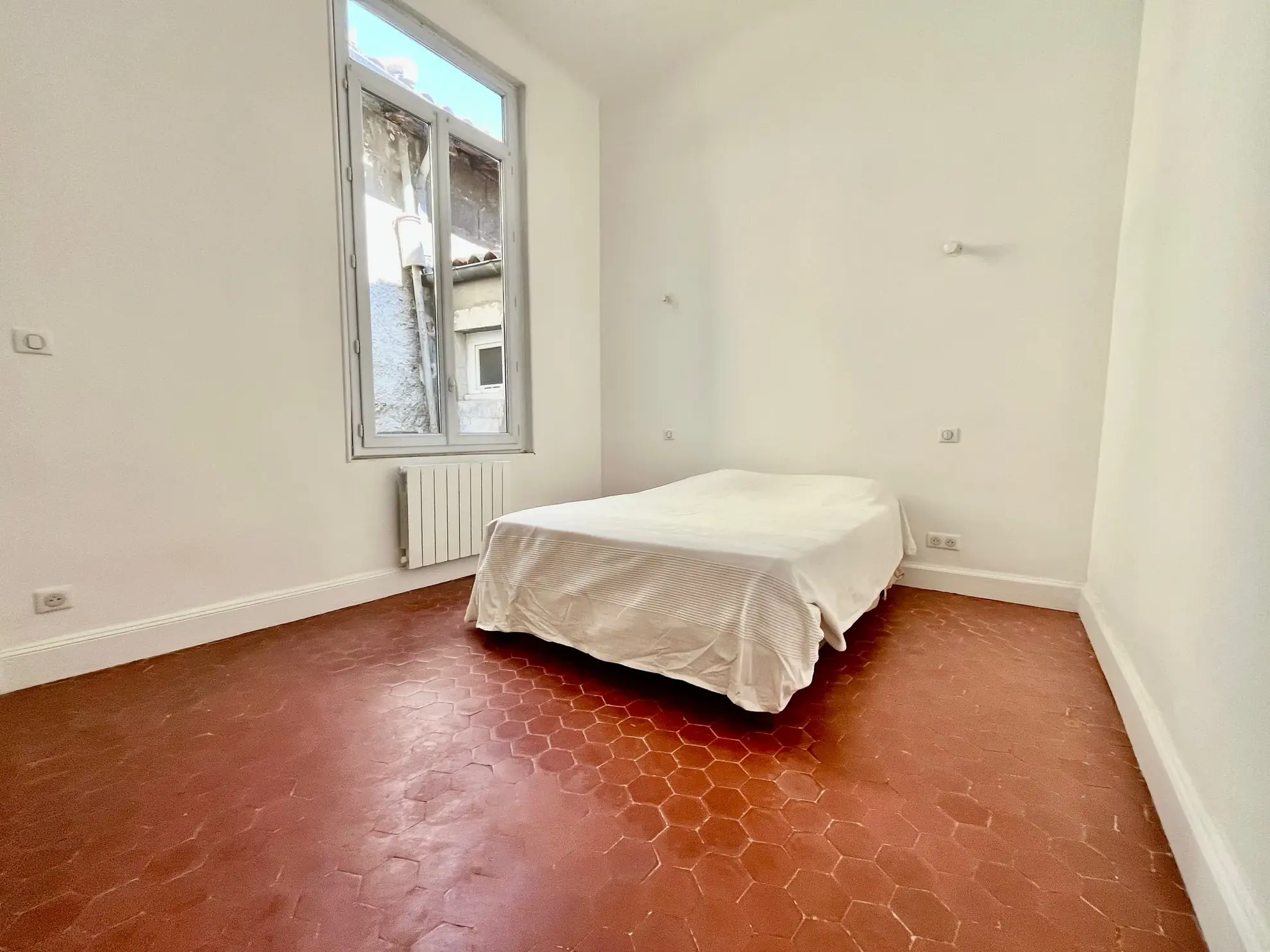 Découvrez cet appartement rénové de 96 m² au cœur de Nîmes avec balcon et cave 