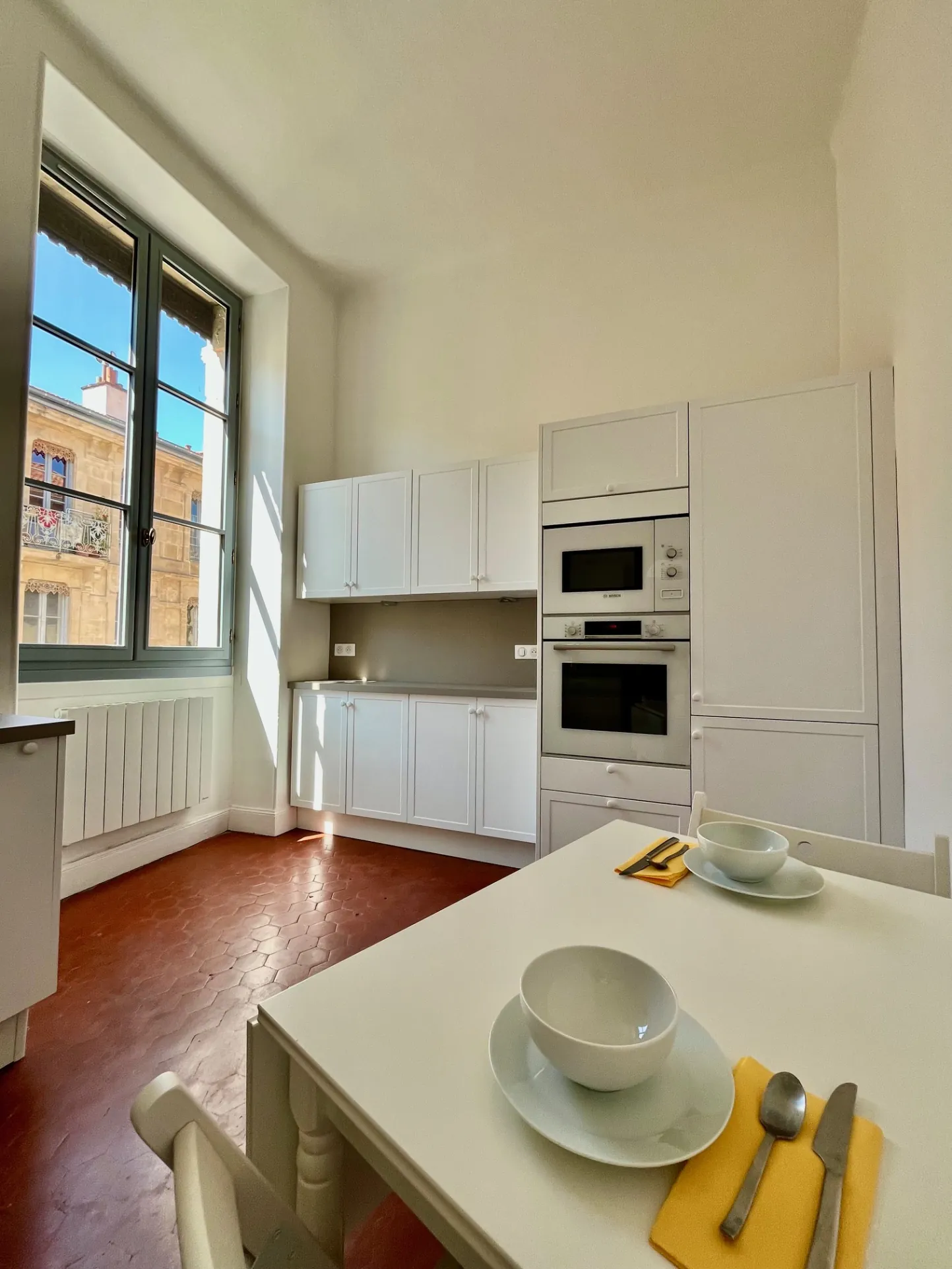 Découvrez cet appartement rénové de 96 m² au cœur de Nîmes avec balcon et cave 