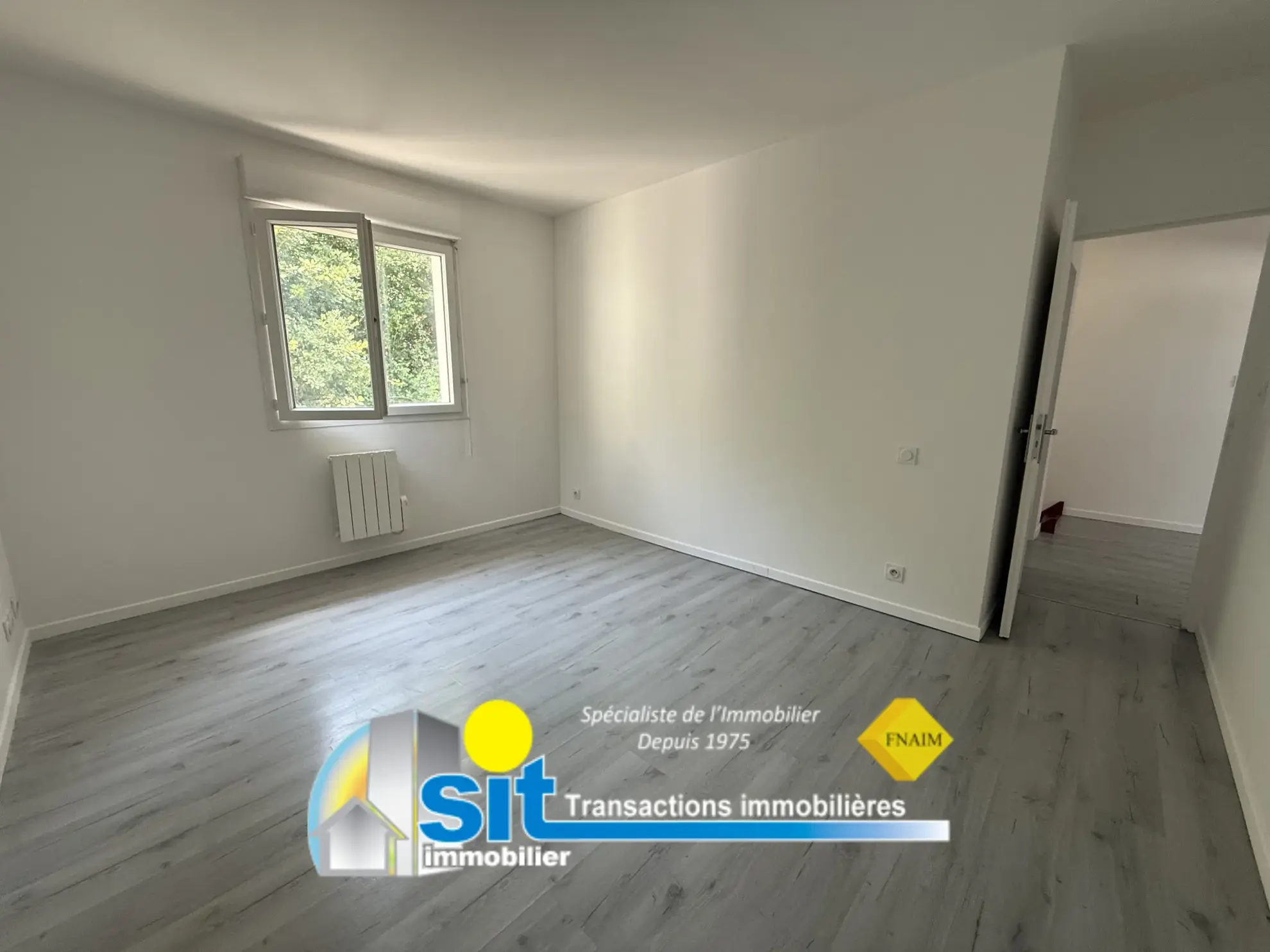 Maison de village lumineuse avec terrasse et garage à Auberives-sur-Varèze 