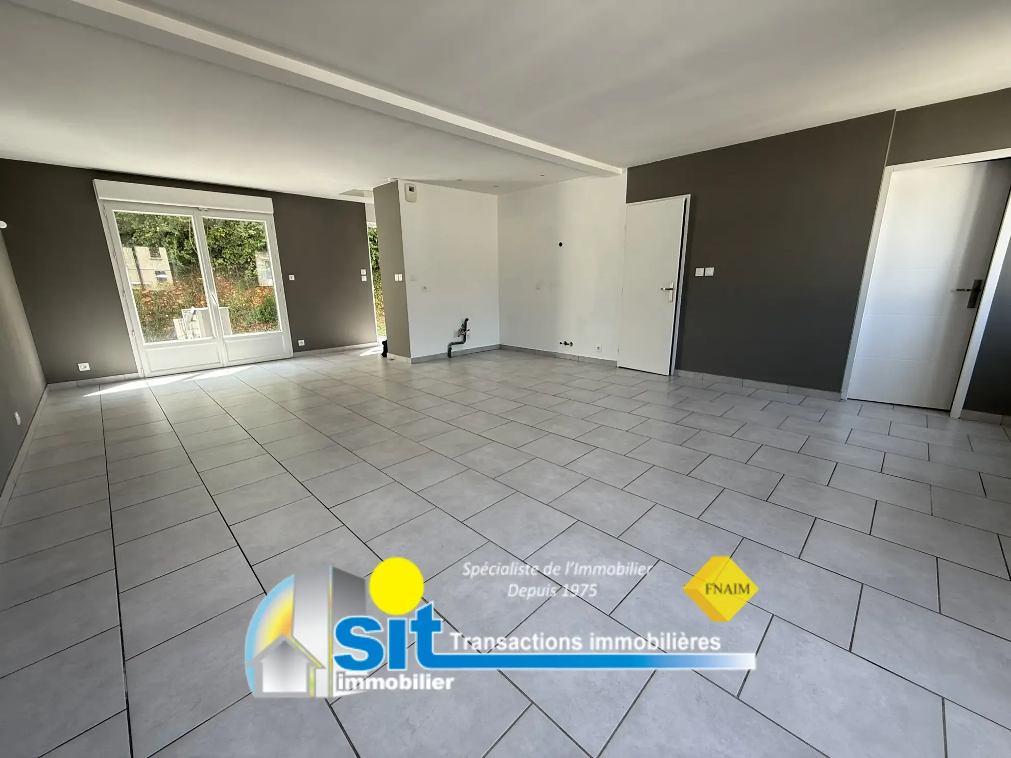 Maison de village lumineuse avec terrasse et garage à Auberives-sur-Varèze 