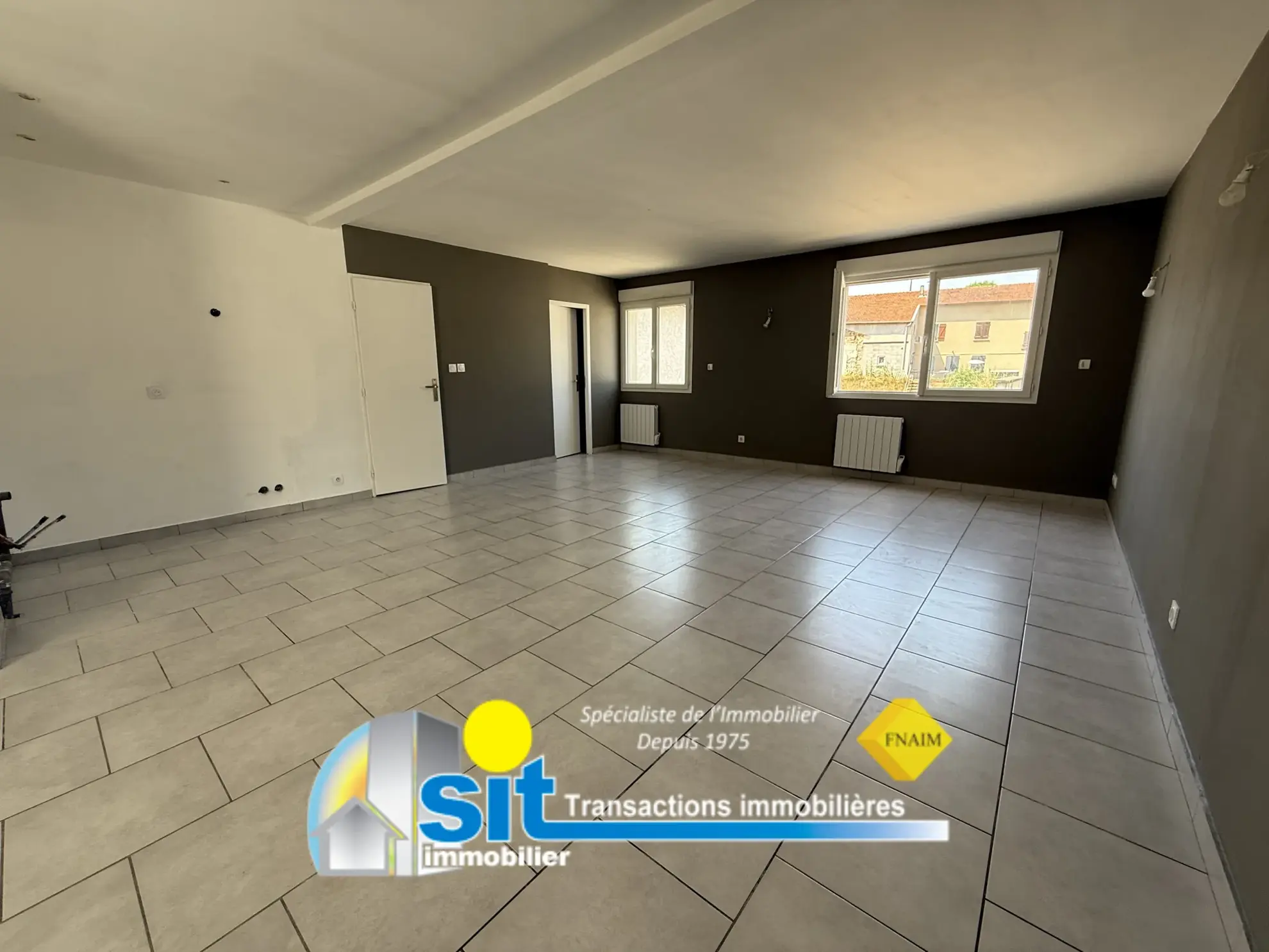 Maison de village lumineuse avec terrasse et garage à Auberives-sur-Varèze 