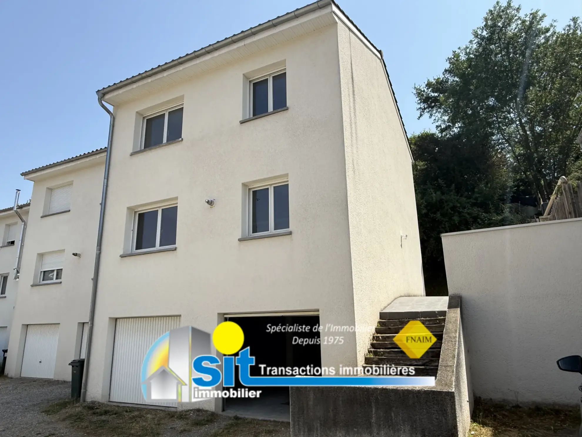 Maison de village lumineuse avec terrasse et garage à Auberives-sur-Varèze 