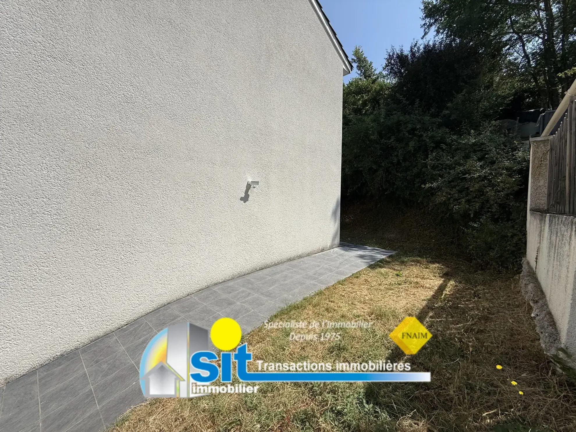 Maison de village lumineuse avec terrasse et garage à Auberives-sur-Varèze 