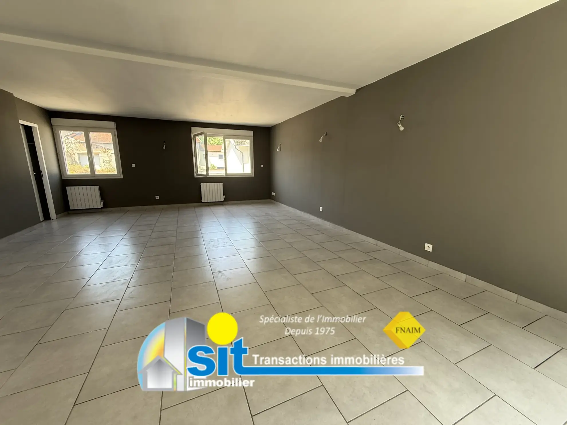 Maison de village lumineuse avec terrasse et garage à Auberives-sur-Varèze 