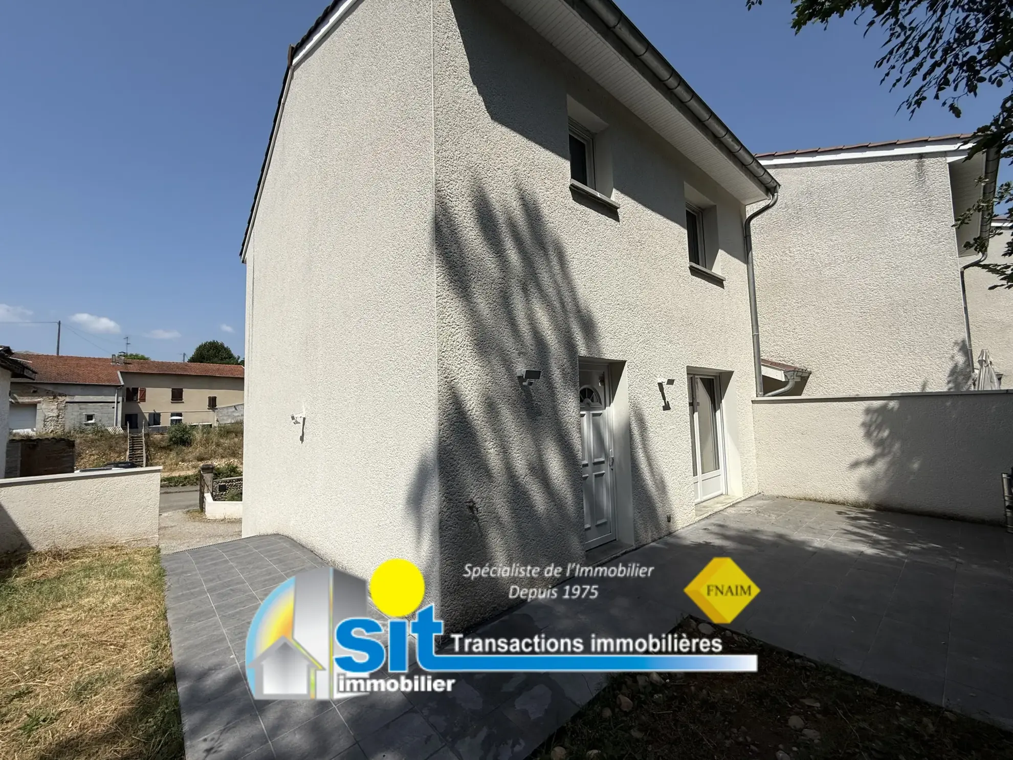 Maison de village lumineuse avec terrasse et garage à Auberives-sur-Varèze