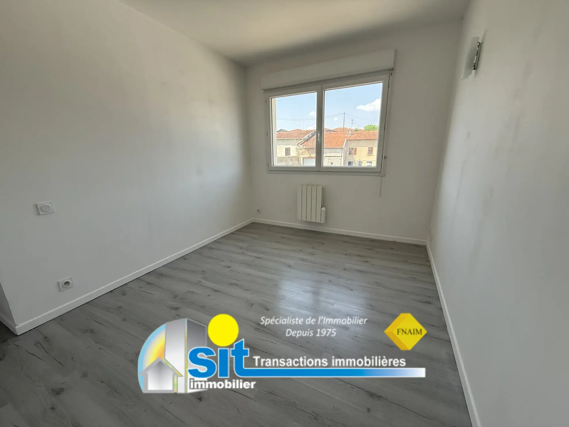 Maison de village lumineuse avec terrasse et garage à Auberives-sur-Varèze 