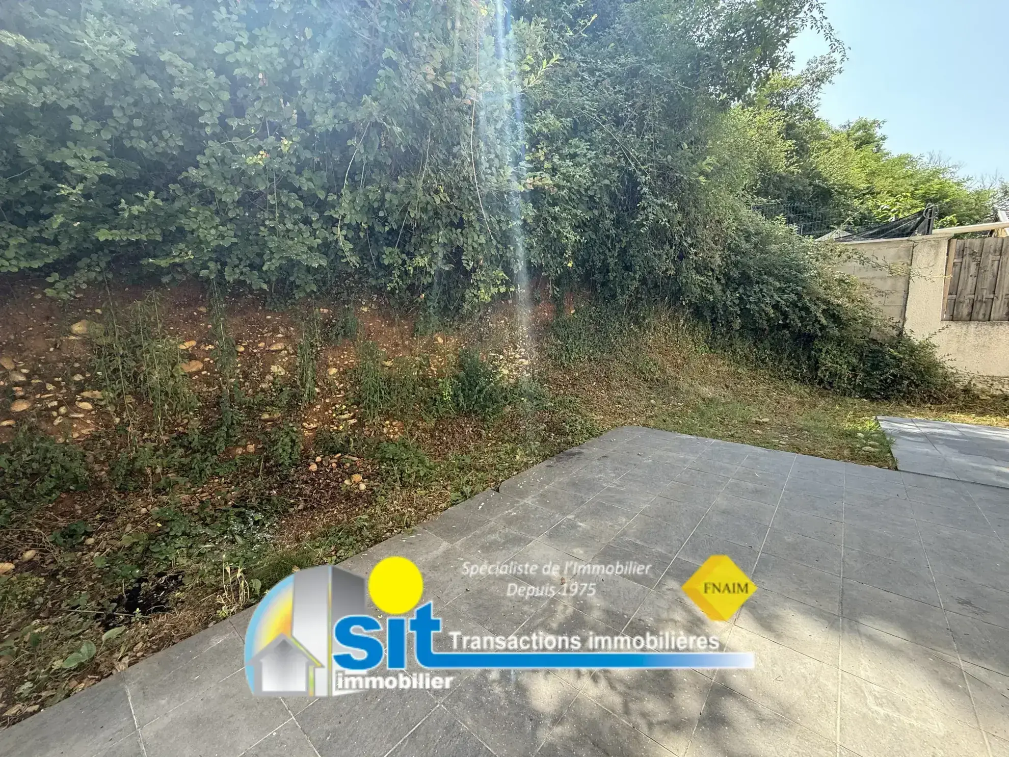 Maison de village lumineuse avec terrasse et garage à Auberives-sur-Varèze 