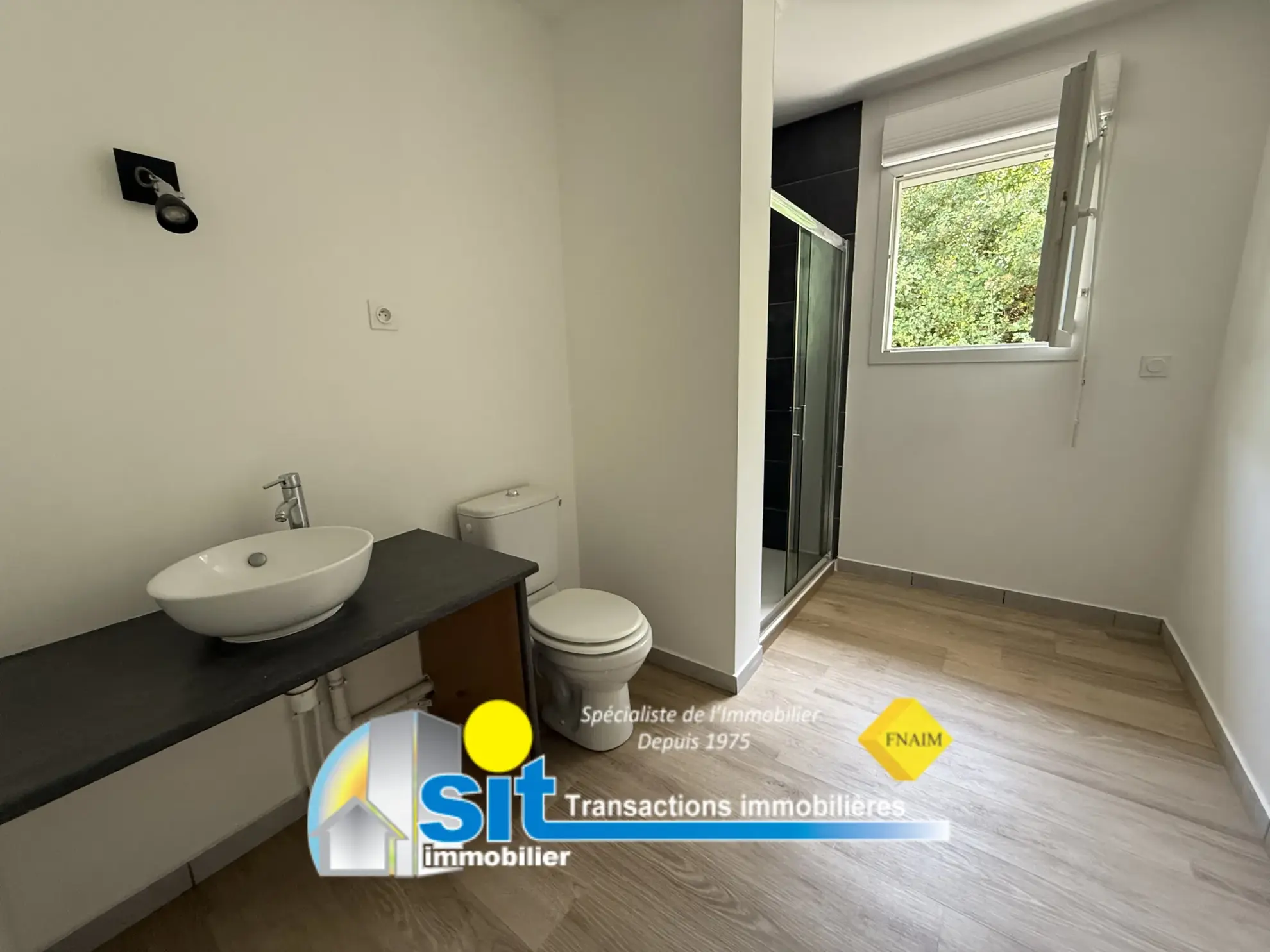 Maison de village lumineuse avec terrasse et garage à Auberives-sur-Varèze 