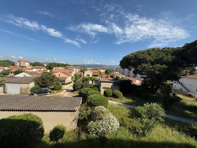 Appartement type 3 à La Seyne-sur-Mer avec garage et vue dégagée 