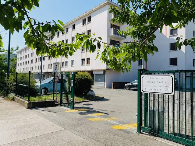 Spacieux appartement T4 à Échirolles avec balcon, cave et parking 