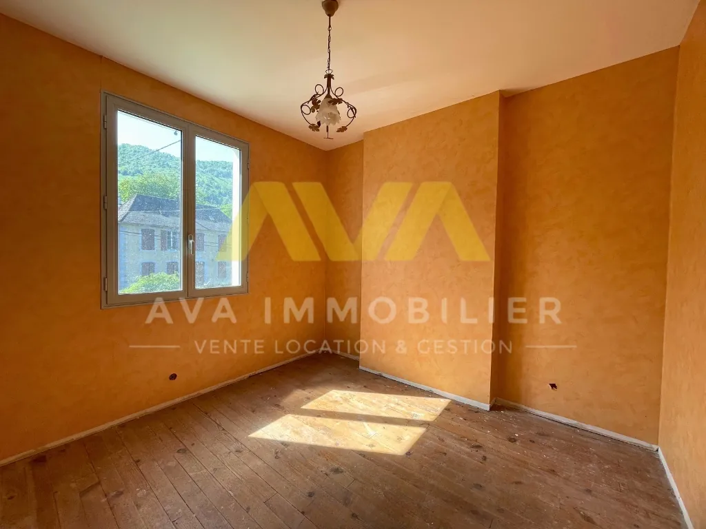 Maison de village à rénover de 150 m² proche Tardets avec terrain et potentiel 