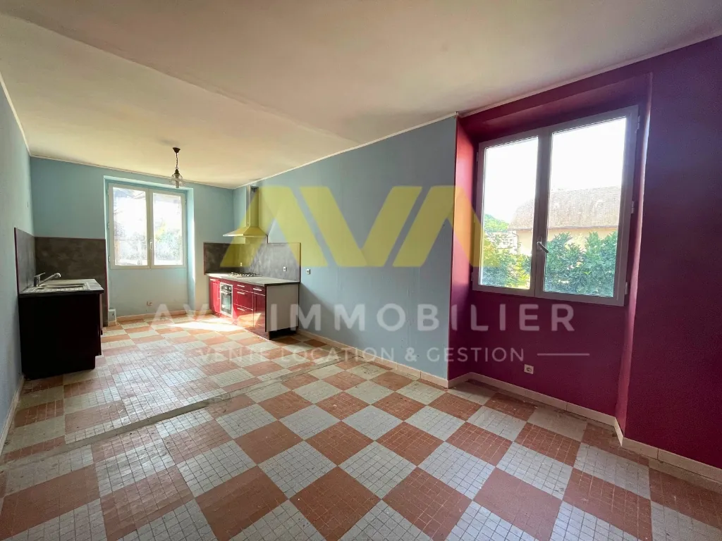 Maison de village à rénover de 150 m² proche Tardets avec terrain et potentiel 