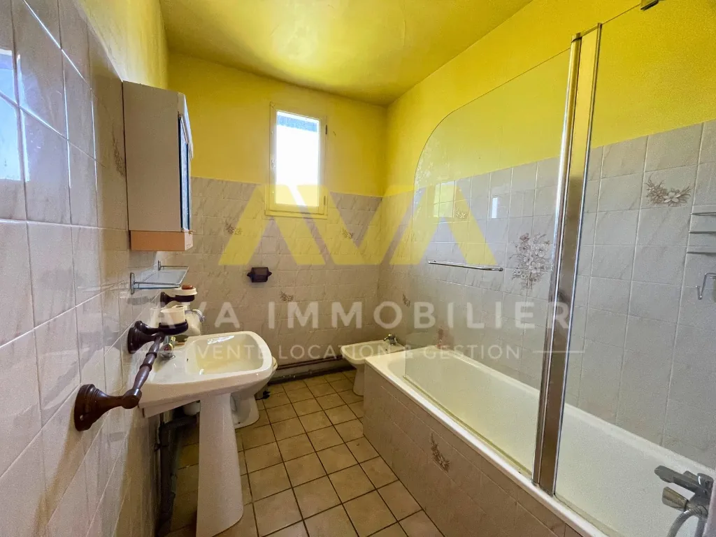 Maison de village à rénover de 150 m² proche Tardets avec terrain et potentiel 