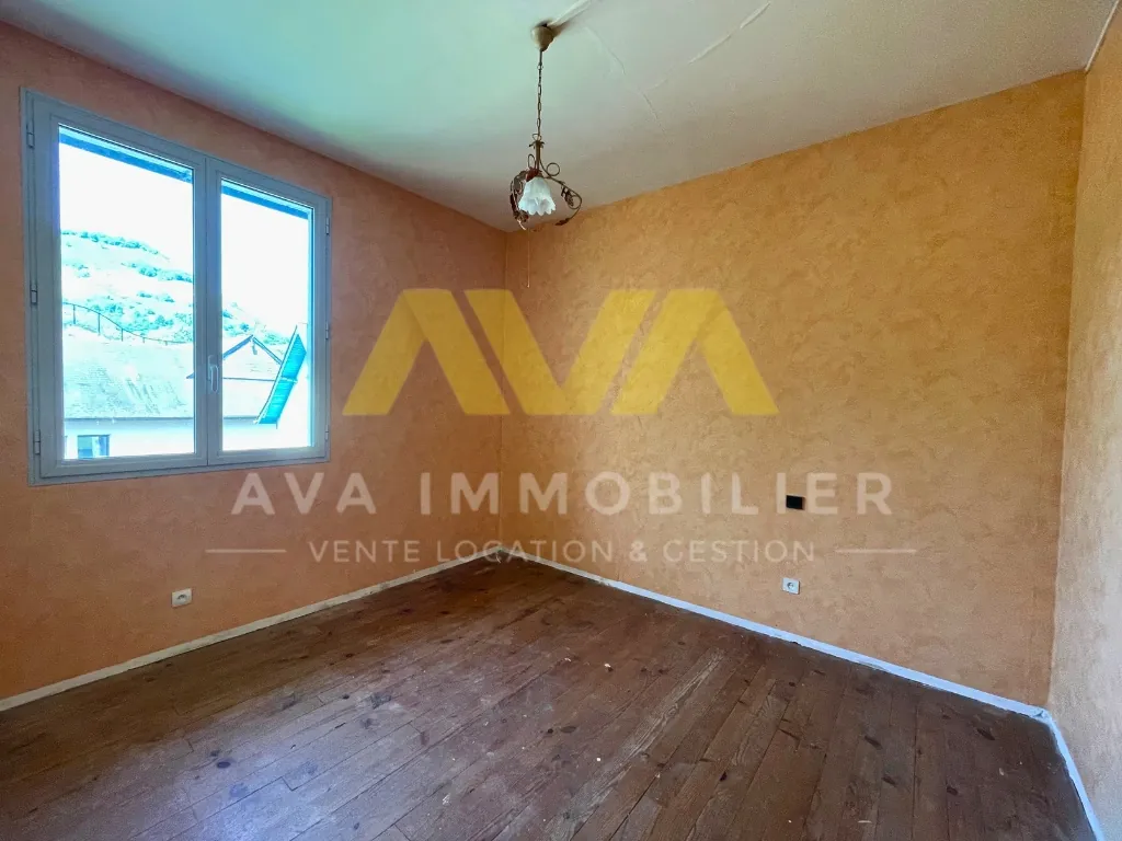 Maison de village à rénover de 150 m² proche Tardets avec terrain et potentiel 