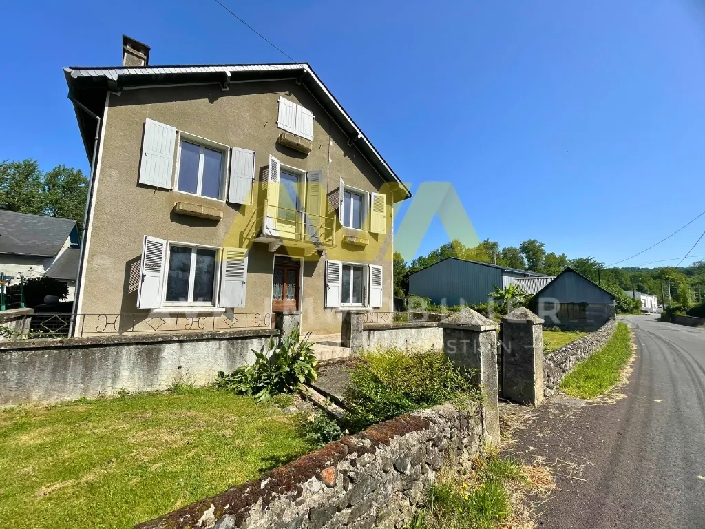 Maison de village à rénover de 150 m² proche Tardets avec terrain et potentiel 