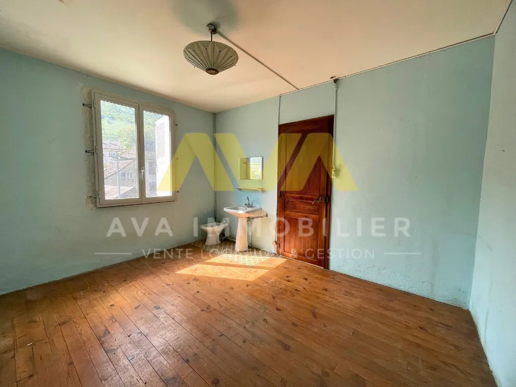 Maison de village à rénover de 150 m² proche Tardets avec terrain et potentiel 