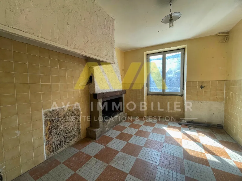 Maison de village à rénover de 150 m² proche Tardets avec terrain et potentiel 