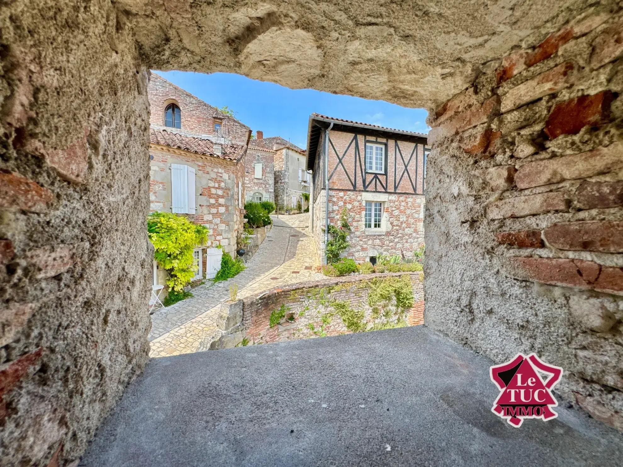 Maison médiévale rénovée avec terrasse à Penne d'Agenais, 2 chambres 