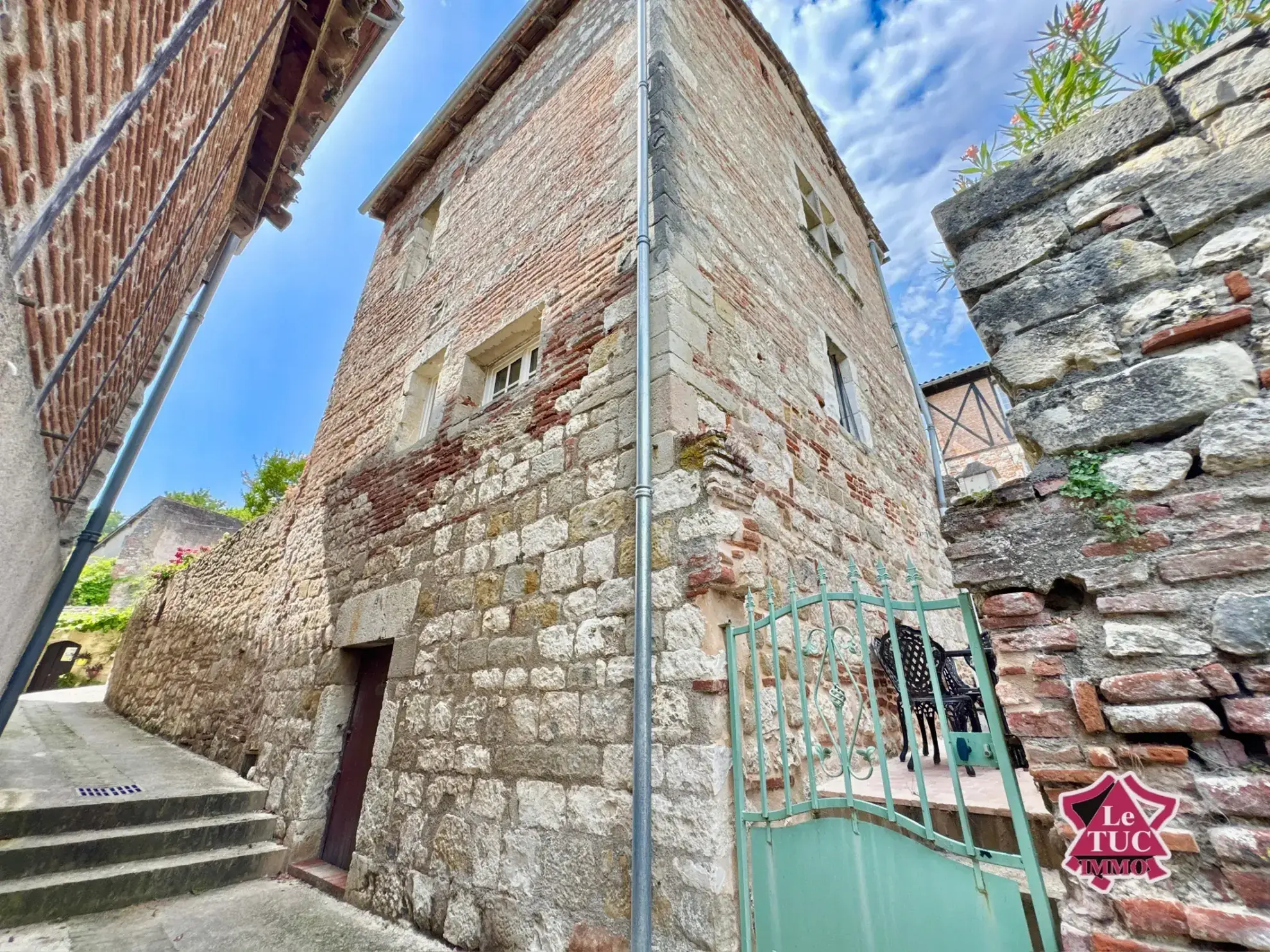 Maison médiévale rénovée avec terrasse à Penne d'Agenais, 2 chambres 
