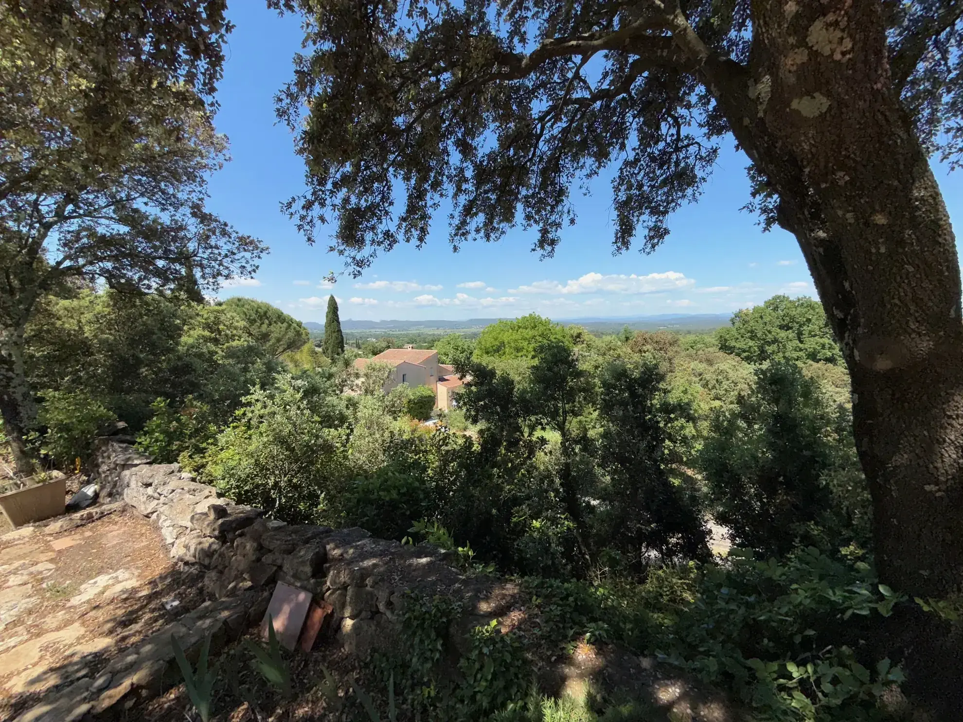 Terrain constructible de 1280 m² avec vue dégagée à Villevieille 