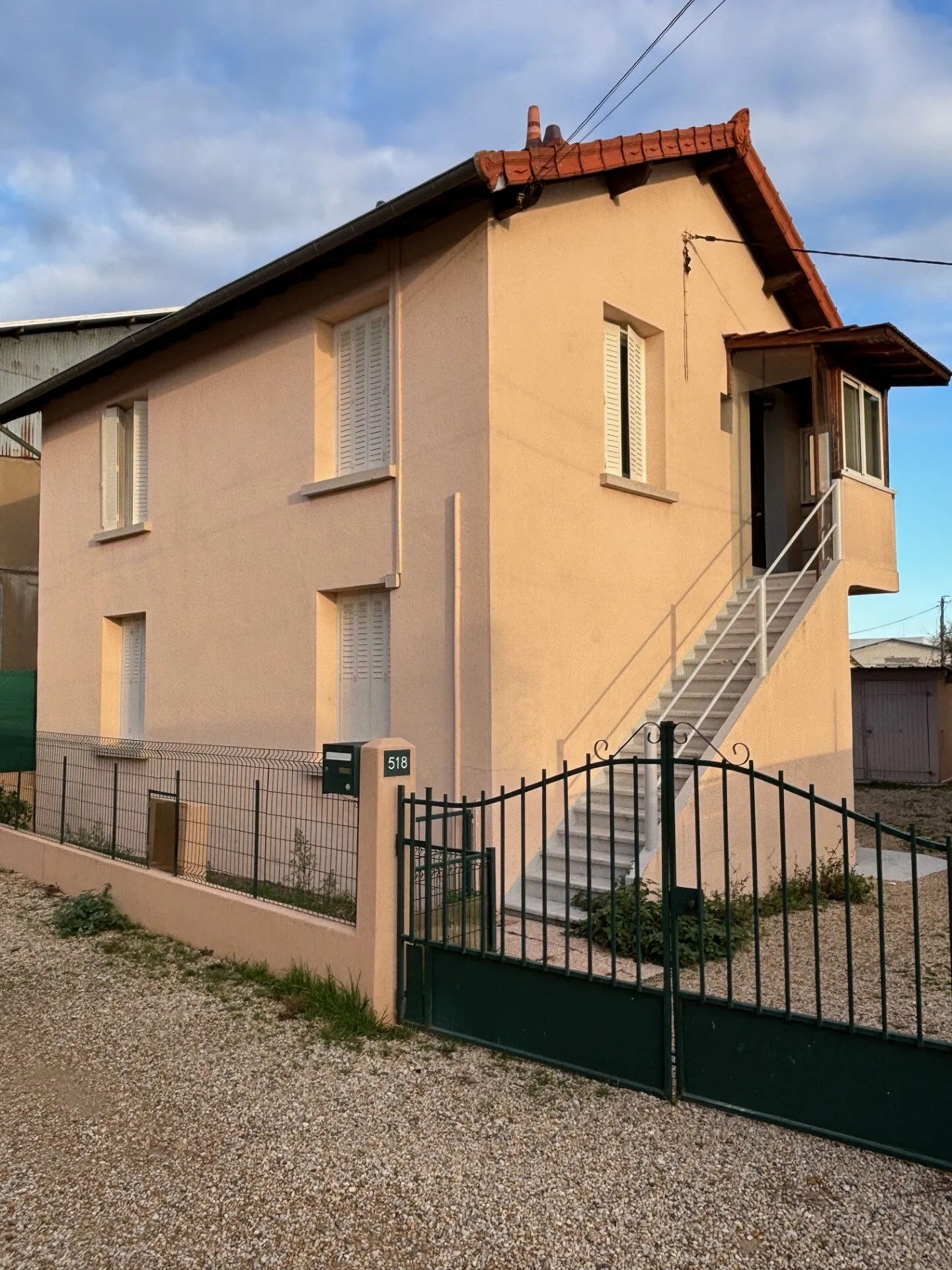Investissez dans cette maison à Mâcon avec 2 appartements rénovés et rentabilité élevée