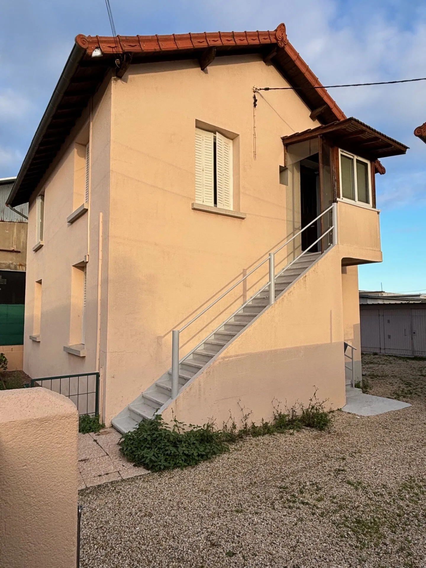 Investissez dans cette maison à Mâcon avec 2 appartements rénovés et rentabilité élevée 