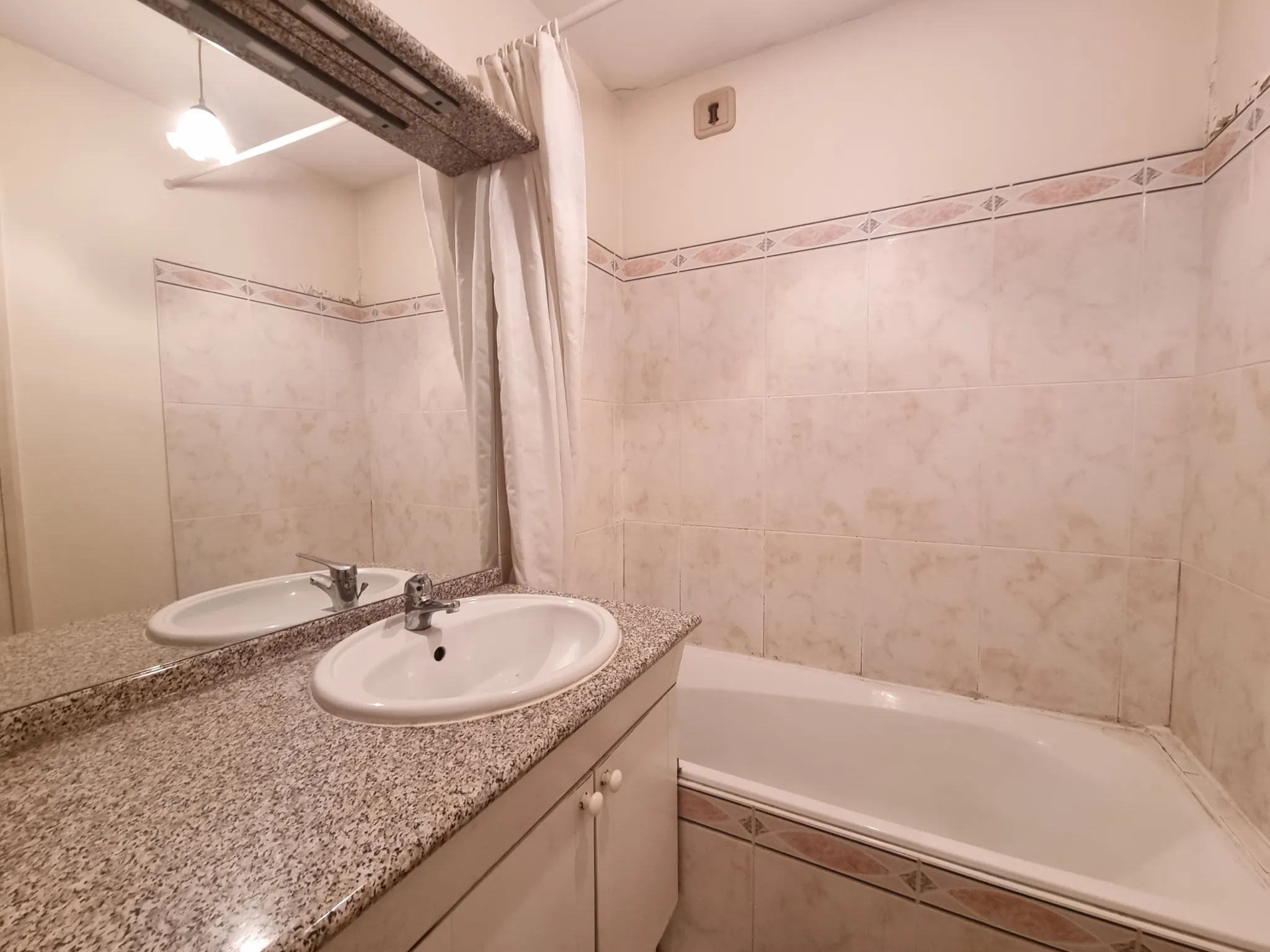 Appartement T2 de 60 m2 avec balcon à Villeurbanne, Quartier Gratte-Ciel 