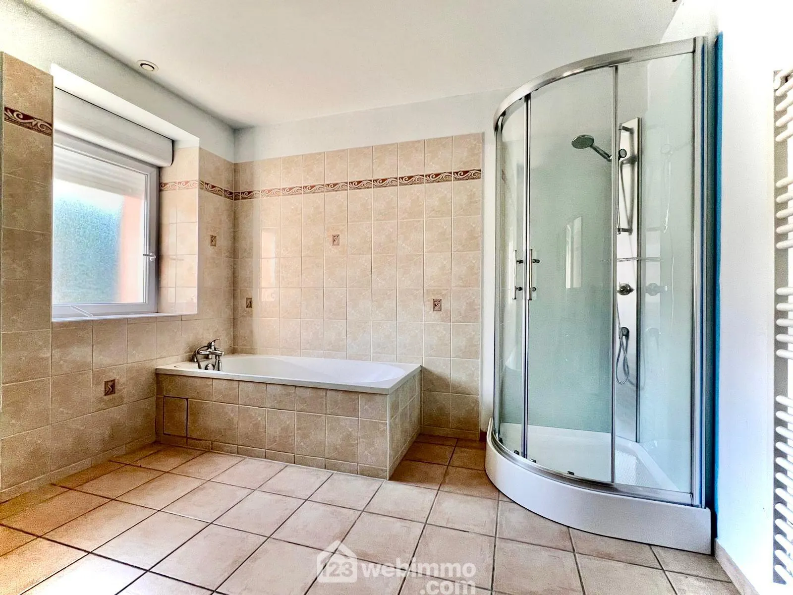 Maison mitoyenne rénovée à Verdun avec 3 chambres et parking 