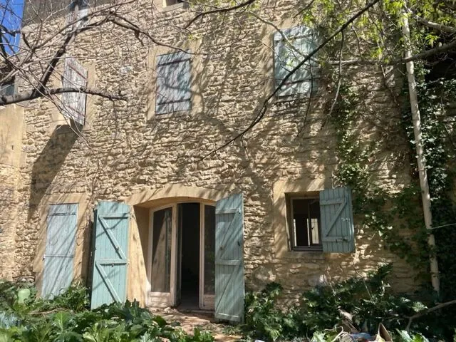 Maison ancienne à Remoulins de 120 m² avec jardin piscinable et potentiel de rénovation