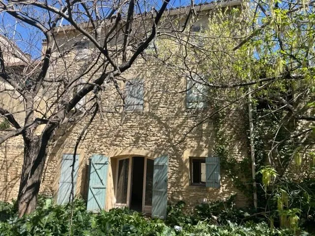 Maison ancienne à Remoulins de 120 m² avec jardin piscinable et potentiel de rénovation 